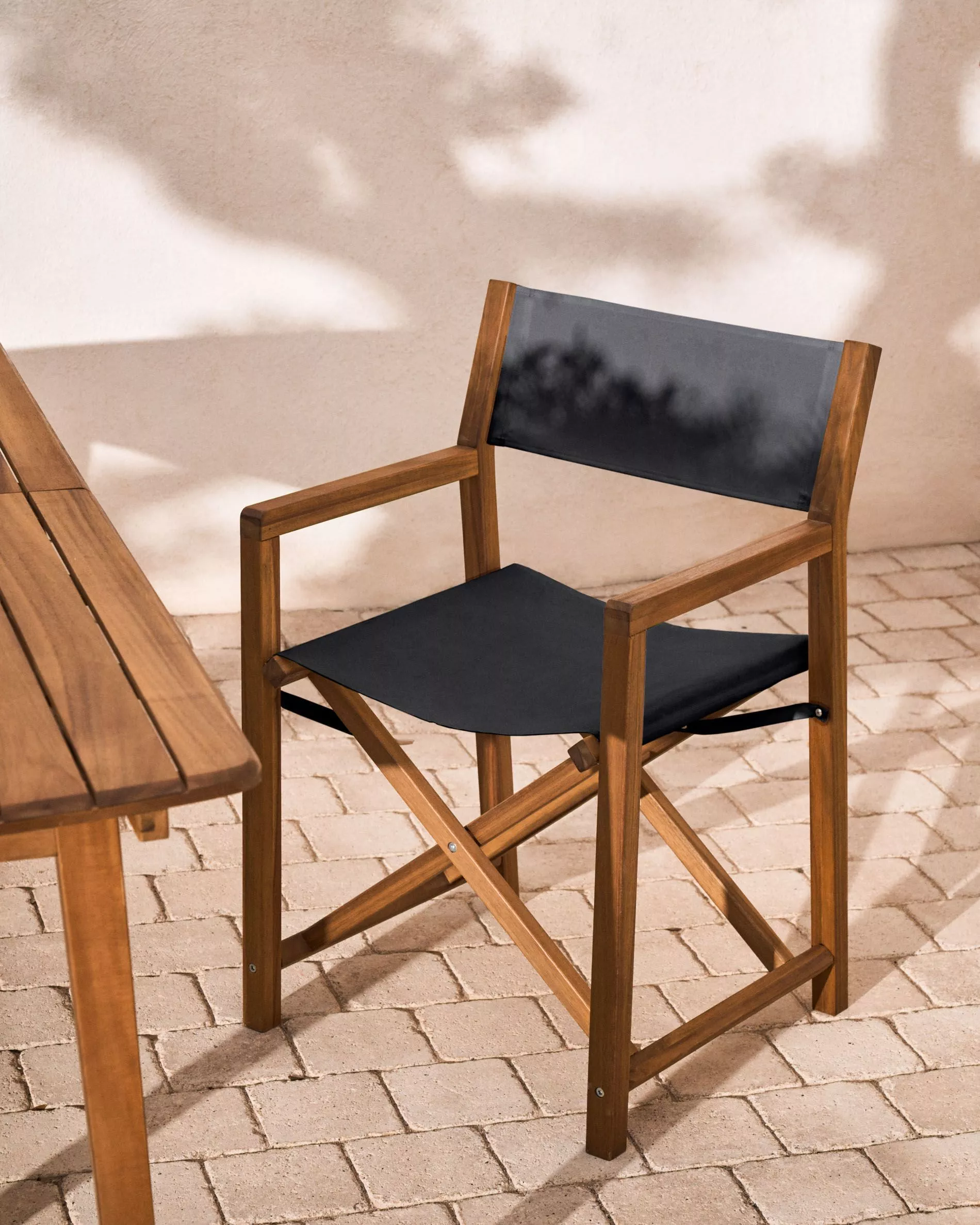 Складной стул La Forma Thianna с основанием из массива акации черный