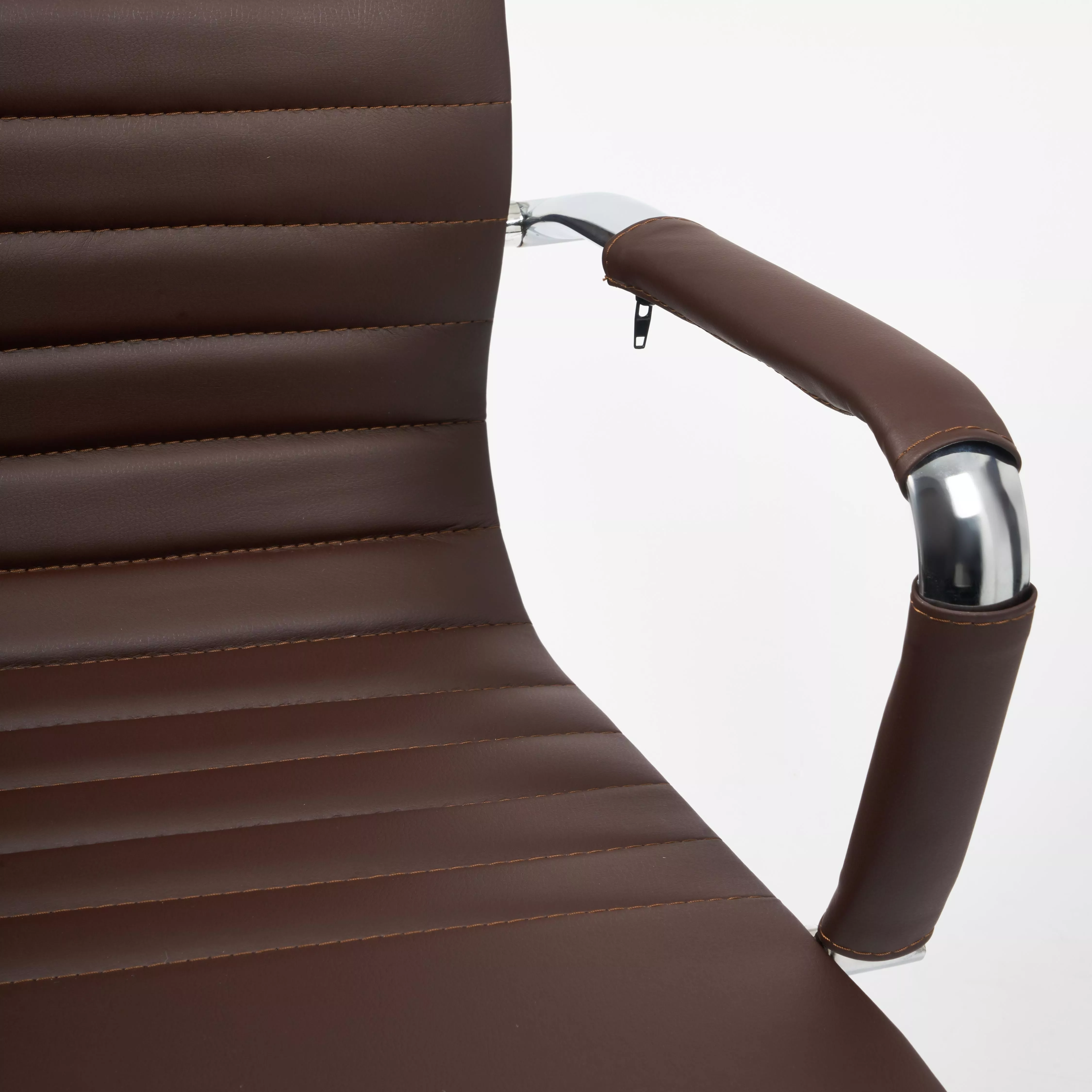 Кресло для руководителя URBAN кожзам коричневый