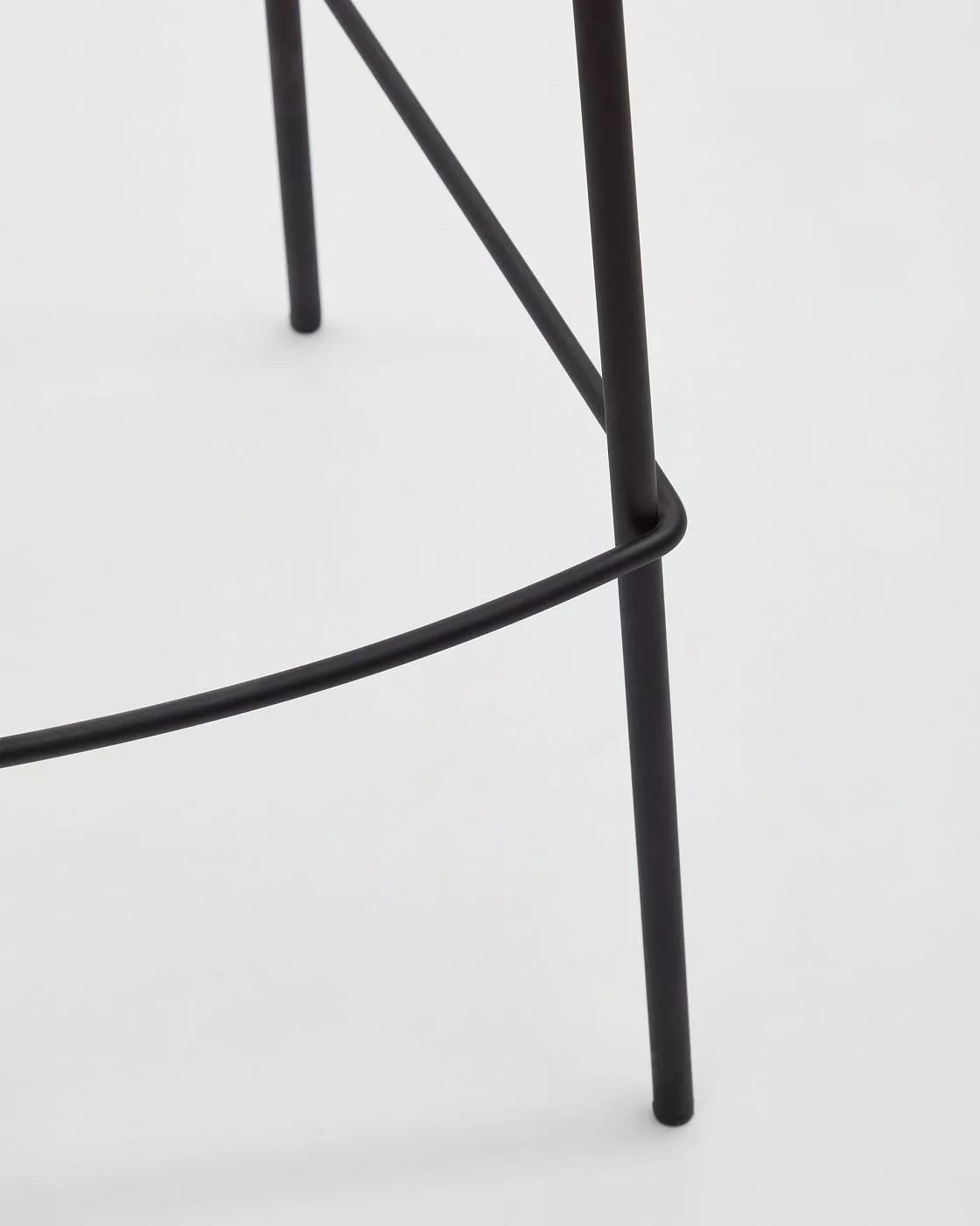 Барный стул La Forma Yvette светло-серый черные ножки 74 см